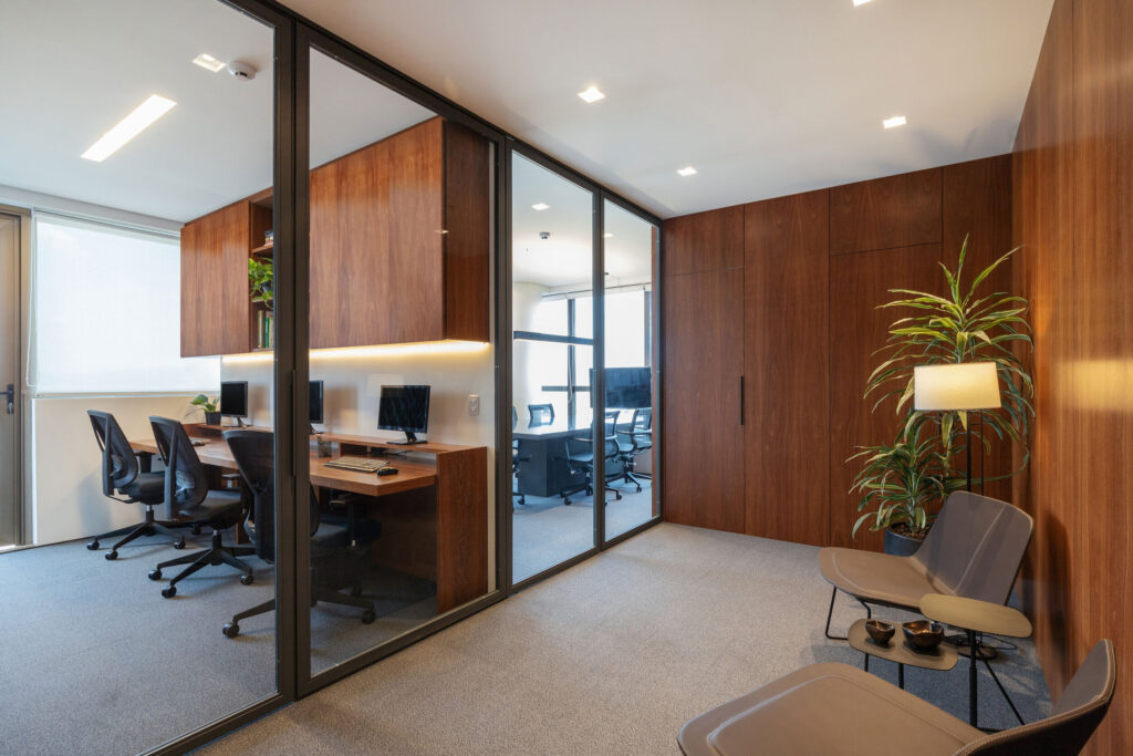 macroarq_arquitetura_interiores_corporativo_projeto_escritorio_advocacia_hall_entrada_piso_elevado_carpete_madeira_cumaru_divisoria_serralheria_vidro_funcional_clean